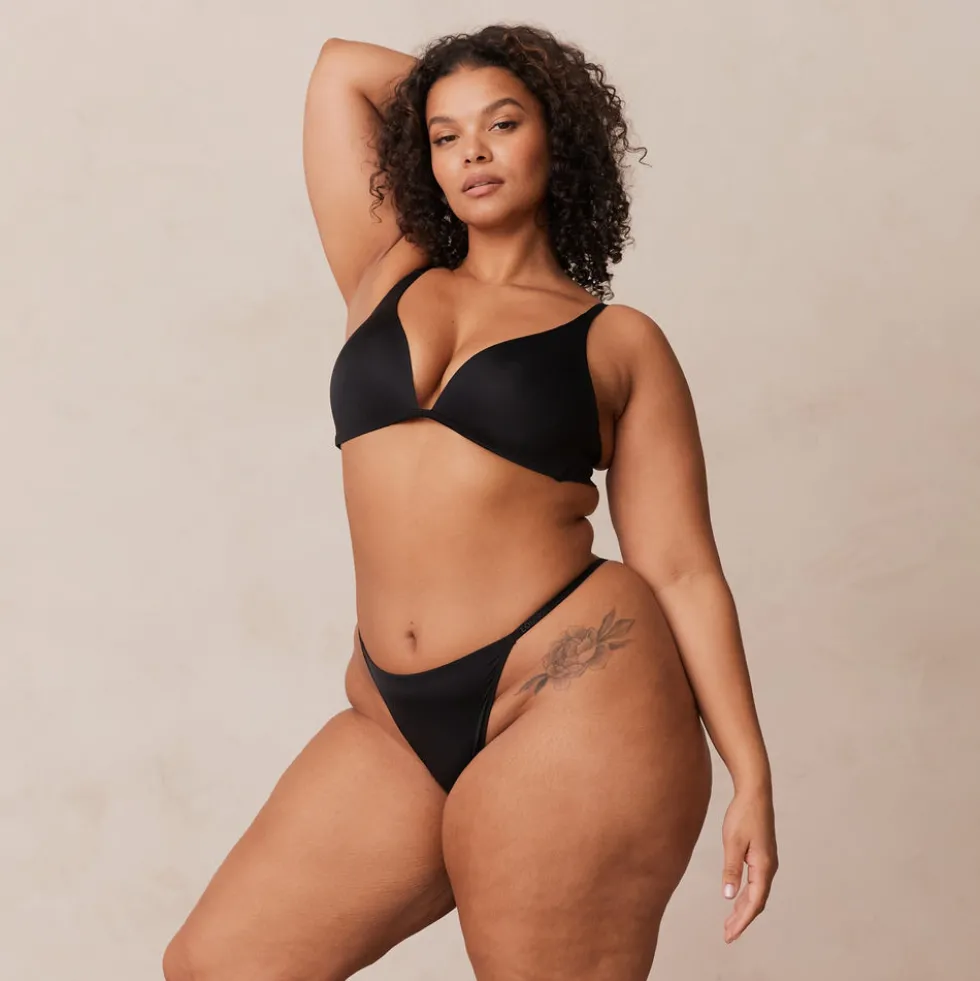 Light Bügelloser Plunge T-shirt BH und String/Slip Set - Schwarz