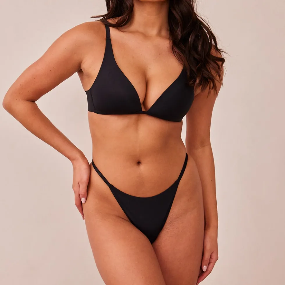 Light Bügelloser Plunge T-shirt BH und String/Slip Set - Schwarz