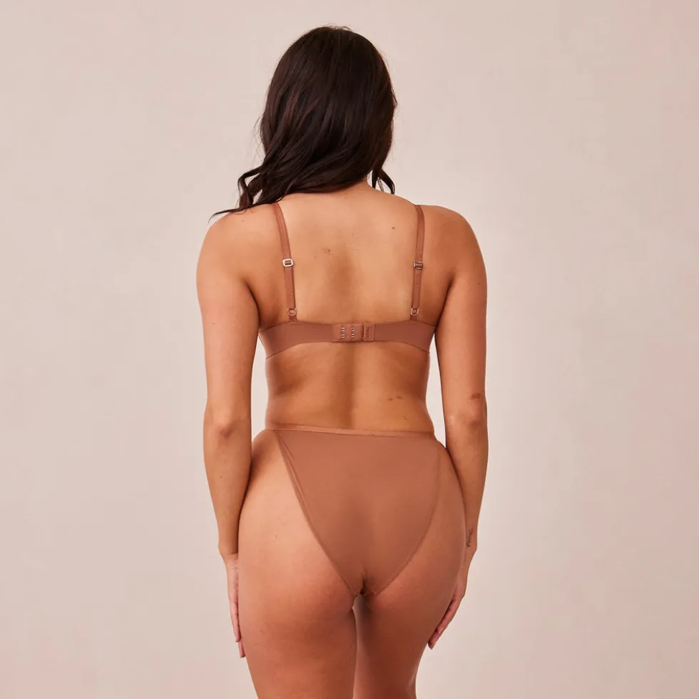 Light Bügelloser Plunge T-shirt BH und String/Slip Set - Mokka